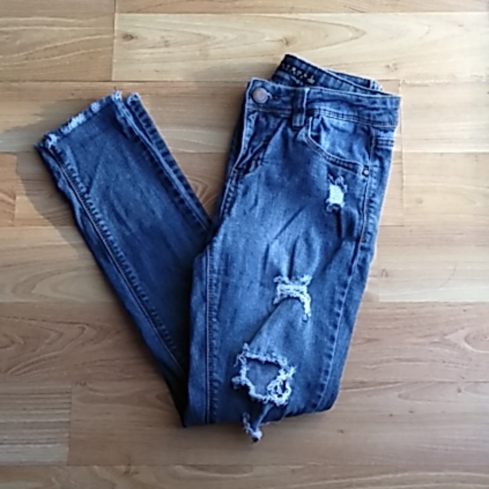 Tinseltown thrashed distressed size 1 jeans‎